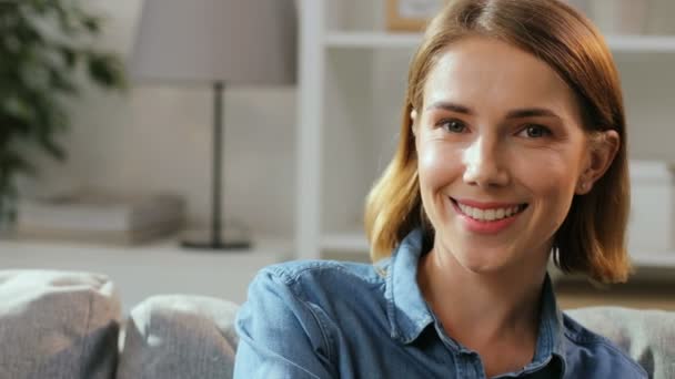 Gorgeous woman in blue shirt — Stock Video