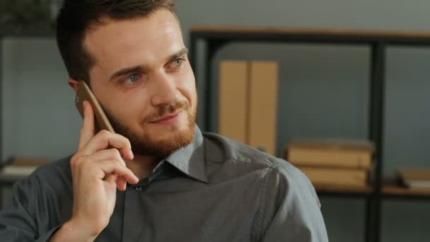 Genç adam holding telefon — Stok video