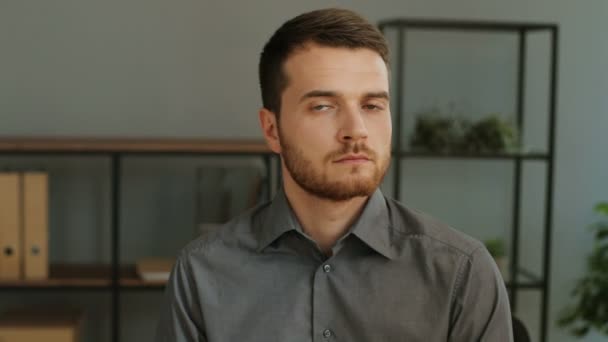 Homem bonito em camisa cinza — Vídeo de Stock