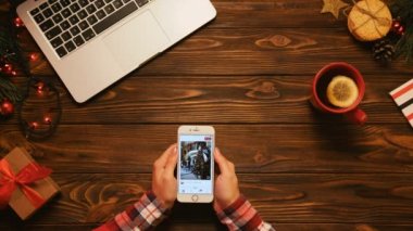 Pinterest uygulama kullanan kadın