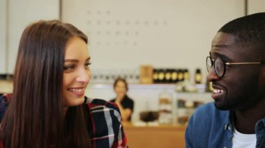 Gülümseyen ve büyük zaman kapalı olan kafede, boş zamanlarını zevk çok ırklı arkadaş atış kapatın.