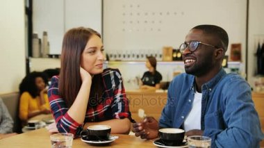 Gülümseyen ve büyük zaman kapalı olan kafede, boş zamanlarını zevk çok ırklı arkadaş atış kapatın.