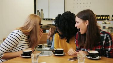 Mutlu ve pozitif rahat kafe gossioing oturan ve bir mola sırasında eğlenmek arkadaşlar grubudur. Yakın çekim.