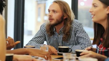 Çok ırklı bir grup arkadaşıyla kahve içer ve birbirlerinin şirket zevk canlı konuşuyor görüntüsünü kapatın. Yakın çekim. Kapalı atış.