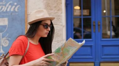 Genç güzel kadın street yürüyüş ve bazı turistik gazetede arıyor harita ve doğru street, arama yerleştirin. Eski şehirde gezi kadın. Yakın çekim