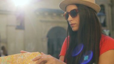 Eski şehrin sokaklarında keşfetmek seyahat etmek harita ile çekici beyaz turist kadın. Etrafa ve hayran kadın. Yakın çekim