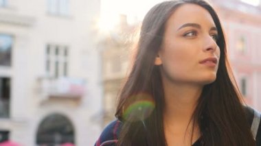 Şehrin sokak açık havada güzel beyaz kadın portresi yüz kapatın. Cheerfuly kameraya gülümseyen kadın. Güneş ışınları