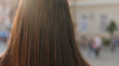 Sokakta yürürken, kameraya dönüm ve cheerfuly gülümseyen güzel mutlu genç kadın. Açık havada şehirde sokak. Yakın çekim