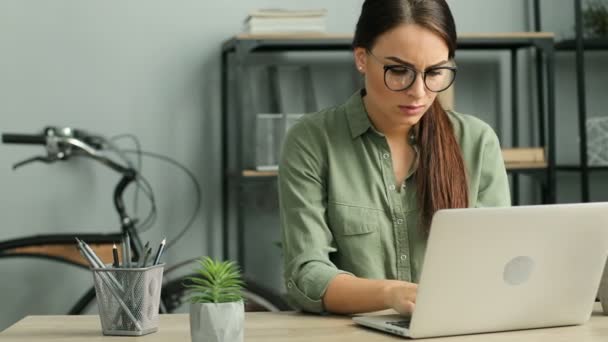 Unga attraktiva affärskvinna lider av ryggvärk medan du arbetar med bärbar dator i det moderna kontoret. Närbild — Stockvideo
