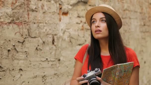 Joven mujer atractiva tomando fotos del casco antiguo en la cámara vintage. de cerca — Vídeos de Stock