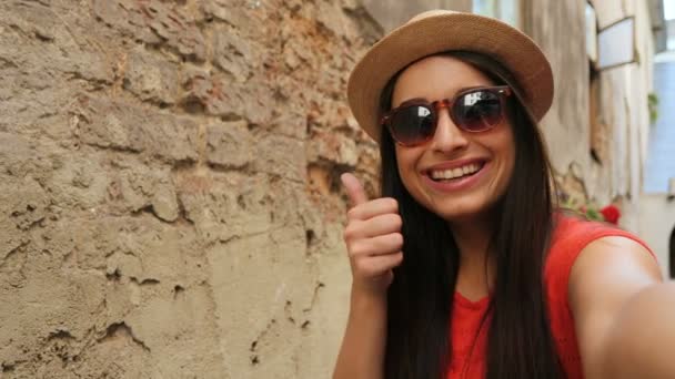 Gelukkig aantrekkelijke Kaukasische vrouw duimen opdagen en glimlachend in de camera. Vrouw met video chat op vakantie. Portret geschoten. Close-up — Stockvideo