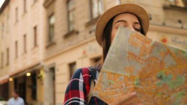 Binalar ve daha sonra harita aroung seyahat ederken eski şehir güzel genç kız. Yuvarlak Dolly vurdu. Yakın çekim