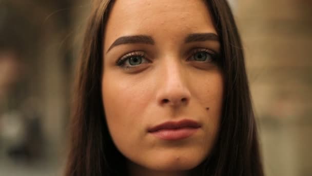 Sír, szomorú, fiatal nő portréja közelről. Szabadban, a város utca. — Stock videók