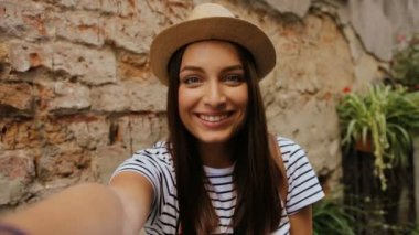 Genç güzel kız şapkalı 