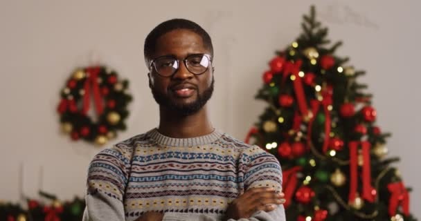 Američan Afričana muž se usmál — Stock video
