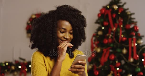 African woman taping on smart phone — Stock Video