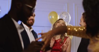 Çok etnik genç ve çekici erkek ve kadın lüks partide dans. Arkadaşlar eğlenmeye. Kapalı