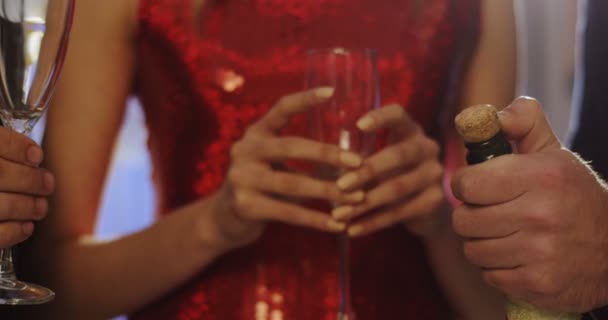 Närbild av öppnandet flaskan av champaigne på festen. Stänk champaigne. — Stockvideo