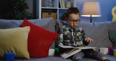 Öğrenci kitap okuma gözlük 