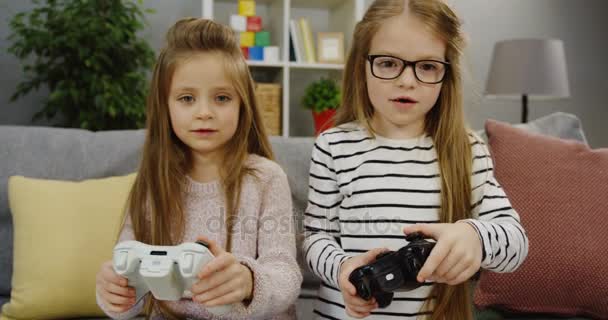 Meisjes spelen van videospellen — Stockvideo