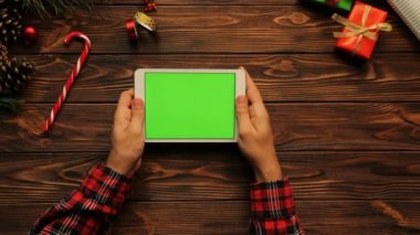 Tablet üzerinde çalışan adam