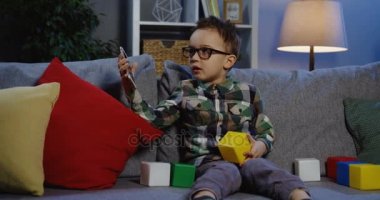 Öğrenci telefon kullanarak gözlük