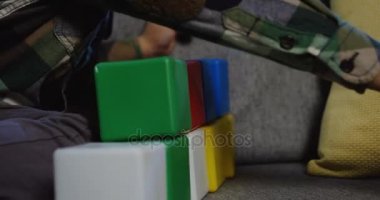 güzel küçük bir okul çocuğu oyun