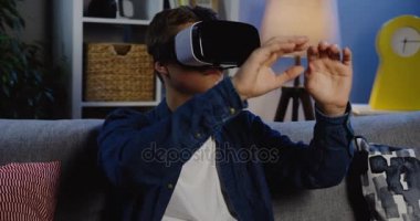 Vr bardaklarda kanepede oturan çocuk