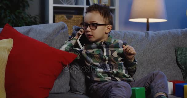 Menino de escola em óculos usando celular — Vídeo de Stock