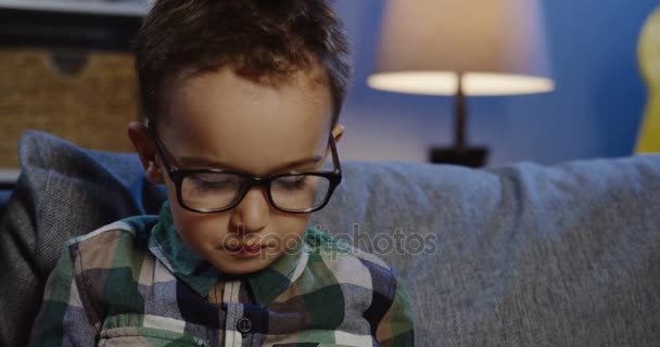 Estudante em óculos lendo um livro — Vídeo de Stock