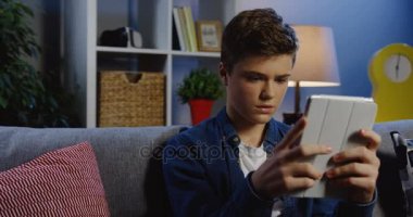  kanepede oturan genç 