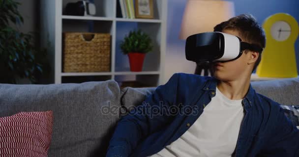 Tiener jongen in Vr bril spelen — Stockvideo