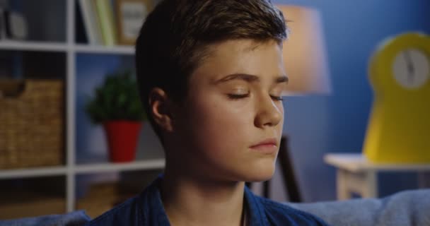 Retrato do menino adolescente bonito — Vídeo de Stock