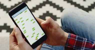 New York - 01 Aralık 2017:, Yakın Doodlejump uygulama üzerinde oynarken ellerini mans. Patterened halı ve arka plan üzerinde. Üstten Görünüm.