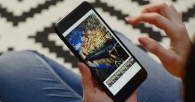 New York - 01 Aralık 2017: Enlight uygulamada blacksmart telefonda afilter bir fotoğraf için seçtiğiniz beyaz eller. Patterened halı ve arka plan üzerinde. Yakın çekim