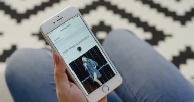 New York - 01 Aralık 2017: kadının elleri Aliexpress app. kaydırma yakın çekim. Desenli kat bulanık arka plan