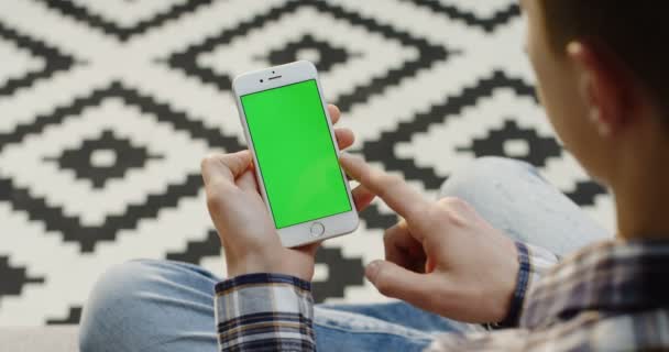 Männliche Hände Halten Weißes Smartphone Mit Grünem Bildschirm Senkrecht Scrollen — Stockvideo