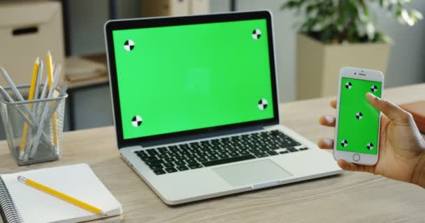 Mano Maschile Con Smartphone Bianco Con Schermo Verde Movimento Monitoraggio — Video Stock