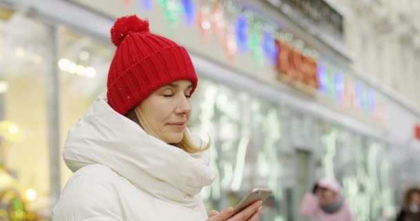 Porträtt Skott Snygg Mitten Äldre Blond Kvinna Röd Hatt Och — Stockvideo