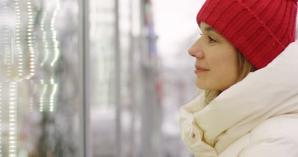 Закрываем Красивую Блондинку Теплом Зимнем Пальто Красной Шляпе Подходим Витрине — стоковое видео