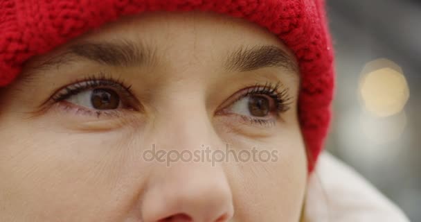 Feche Olhos Femininos Meia Idade Mulher Usando Chapéu Vermelho Inverno — Vídeo de Stock