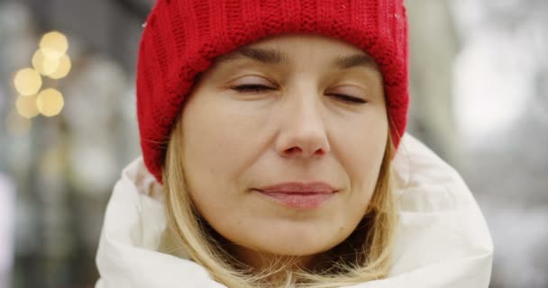 Porträtt Blond Vacker Kvinna Loking Till Kameran Kall Vinterdag Mitten — Stockvideo
