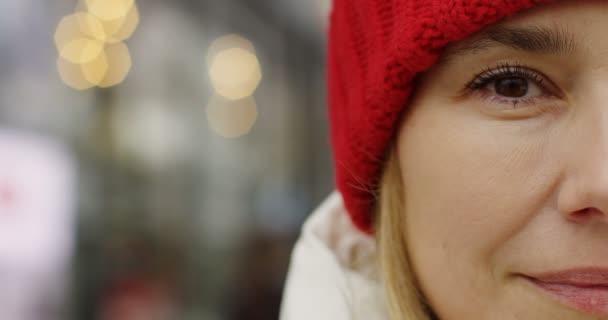 Närbild Blond Kvinnas Halva Ansiktet Den Röda Hatten Wimter Gatan — Stockvideo
