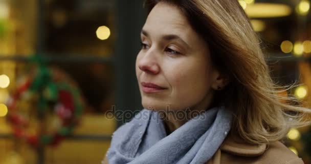 Noel Sokakta Duran Etrafa Eller Isınma Tatlı Kadına Yakın Çekim — Stok video