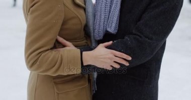 Romantik birbirine hafifçe kış gününde şehir meydanın ortasında tutan orta yaşlı çiftin yakın çekim. Açık