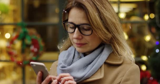 Portret Przystojny Połowy Wieku Kobieta Okularach Taping Swoim Smartfonie Uśmiechając — Wideo stockowe