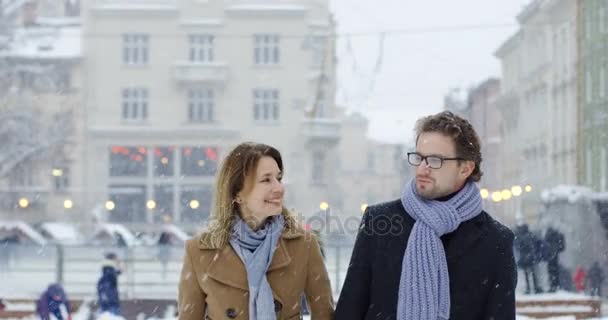 Log Par Medelåldern Talar Medan Med Promenad Snöar Dagen Torget — Stockvideo