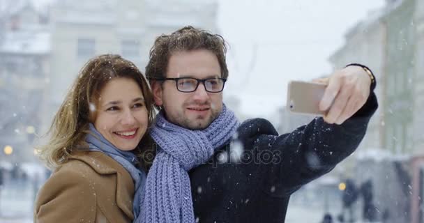 Retrato Atraente Casal Meia Idade Fazendo Selfies Smartphone Meio Bela — Vídeo de Stock