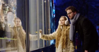 Noel öncesi geç akşam yakışıklı babası ile bir şey vitrinde üzerinden hayran arıyorum uzun sarı saçlı genç güzel kız. Açık havada