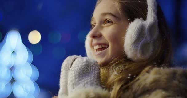 Primer Plano Niña Sonriente Feliz Mirando Algo Aplaudiendo Con Guantes — Vídeo de stock